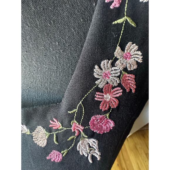 Chadwicks Black Sleeveless Sheath Dress Floral Embroidered Neckline 4P - Picture 3 of 8